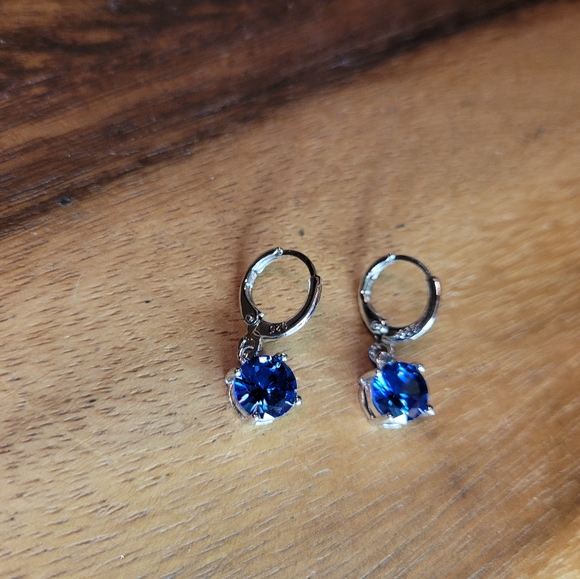 Beautiful blue sapphire color cubic zirconia 925 silver earrings. Brand new. - Picture 4 of 6